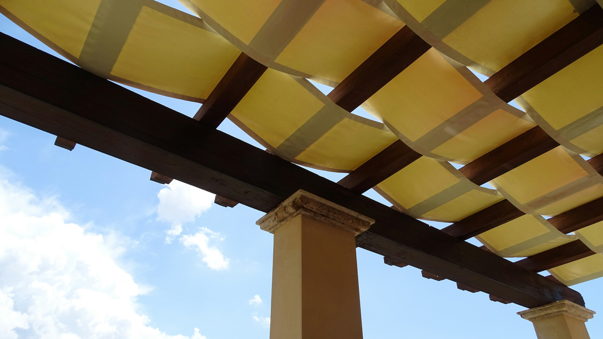 Pourquoi choisir une pergola adossée ?